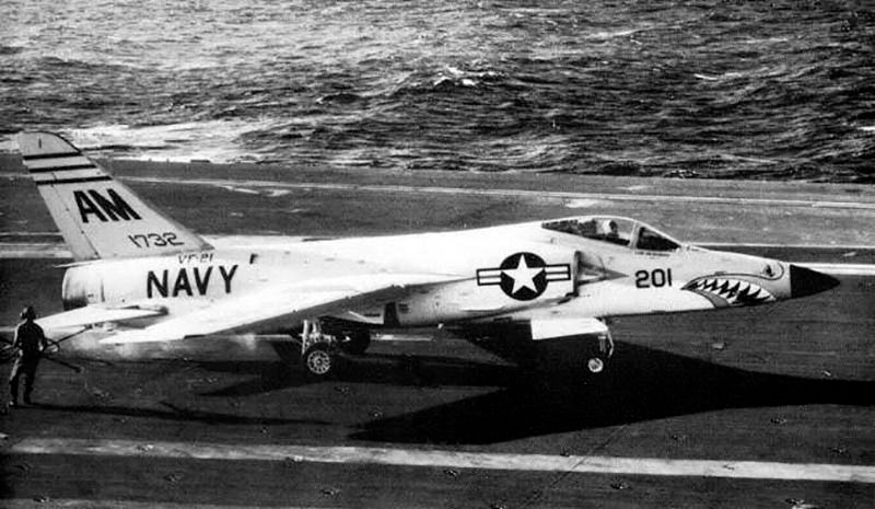 Un F-11 Tiger aterrizando en un portaaviones en 1957